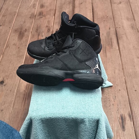 Youths Jordan's high tops - Picture 2 of 3